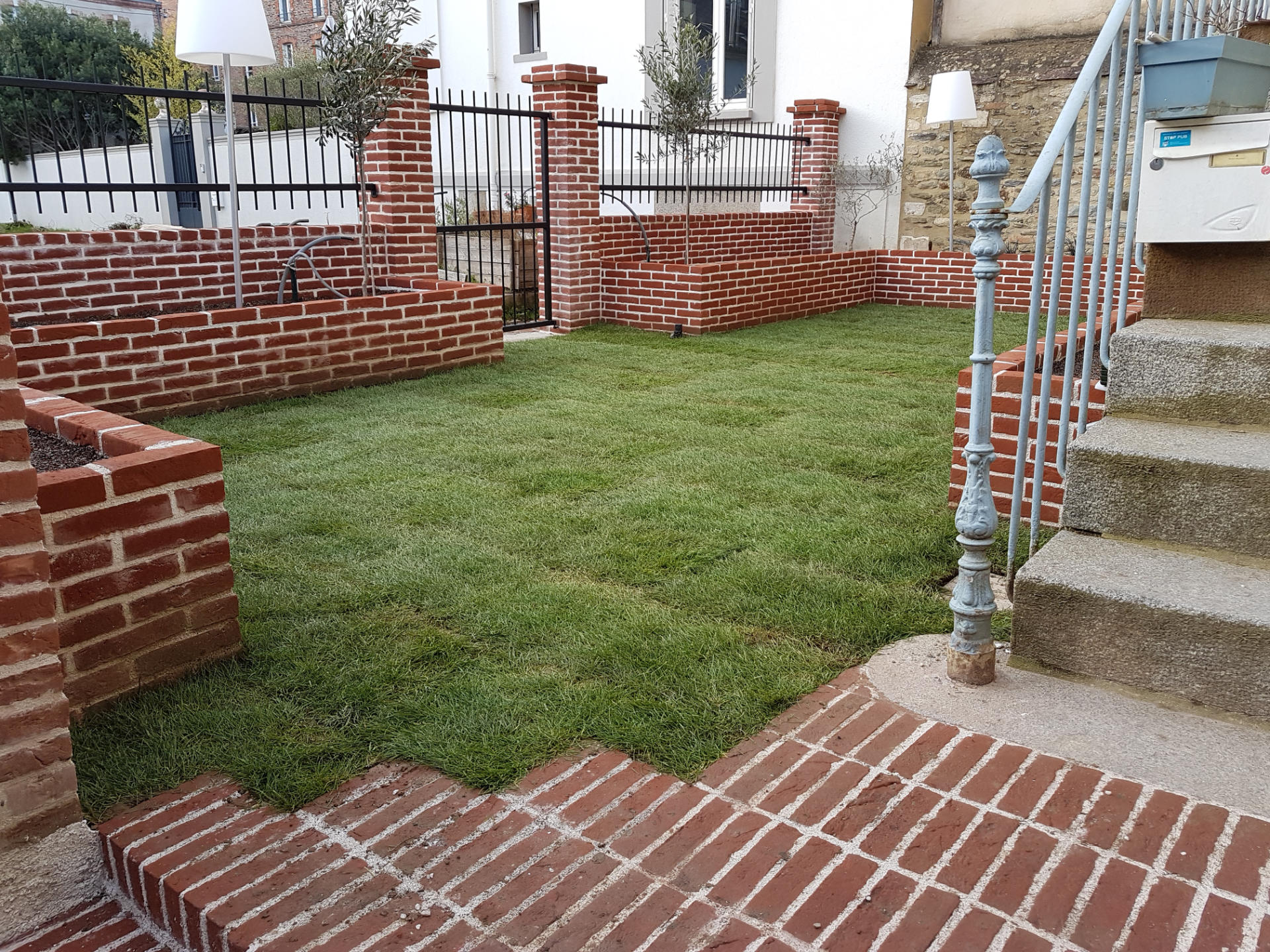 Gazon en rouleau prêt à poser produit en Bretagne, livraison tout Ouest