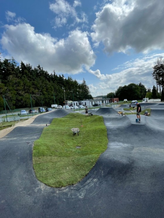 pump track en gazon en rouleau